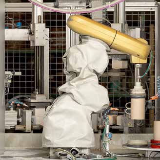 Robotergestützte Anlage zum Ansetzen keramischer Henkel