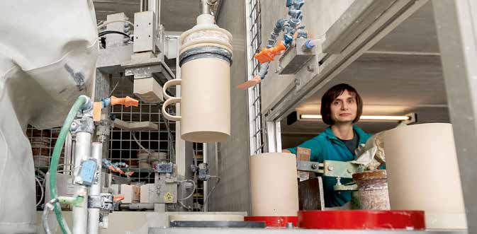 Arbeit an einer Produktionsanlage im Manufakturhaus